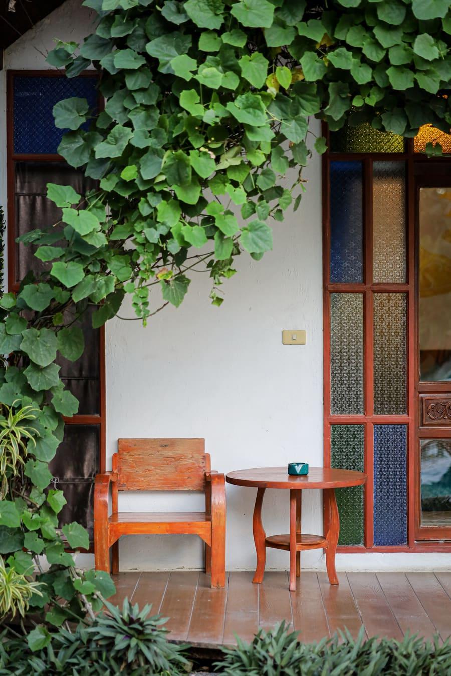 Shaded garden seating area at Jintara Rehab Chiang Mai where clients begin to notice mood improvement during recovery