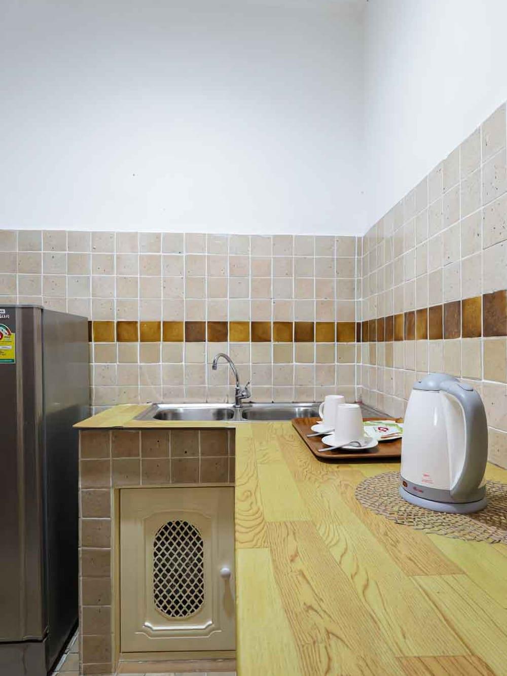 A private in-room kitchenette at Jintara Rehab in Chiang Mai, part of what the program fee covers
