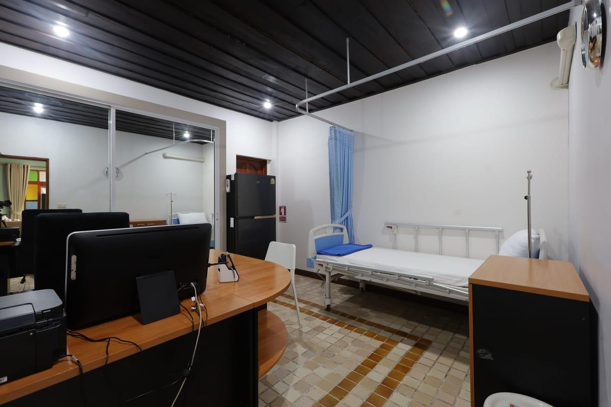 Medical room with clinical computers used for COWS opioid withdrawal monitoring at Jintara Thailand