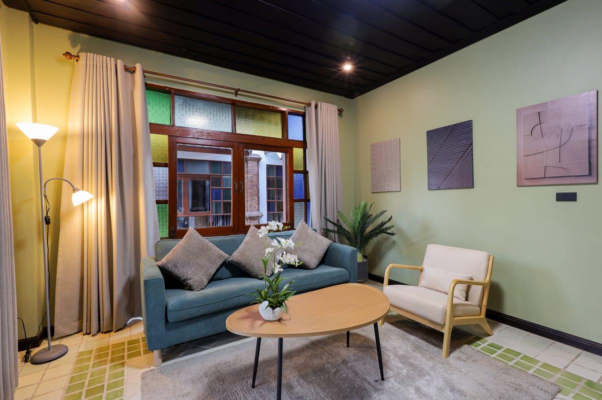Jintara lounge area in Chiang Mai where behavioural observation supports clinical withdrawal management