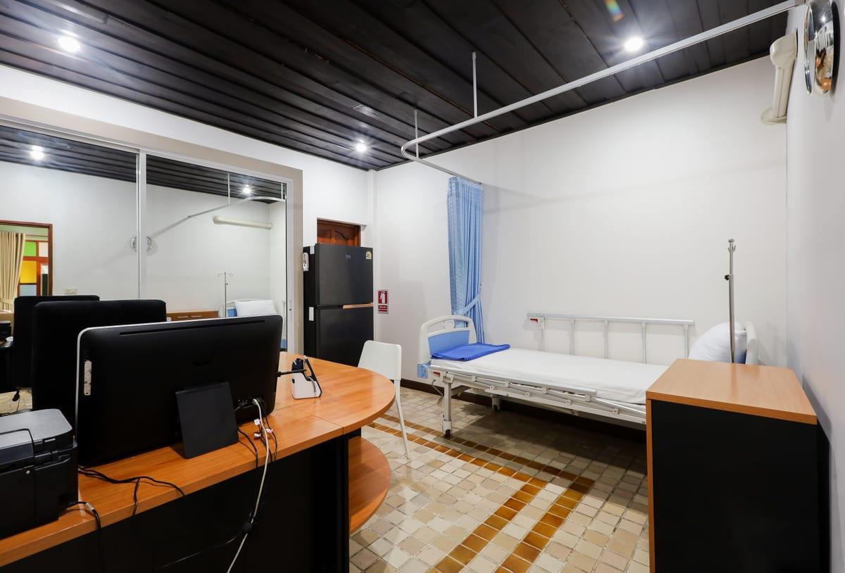 Jintara medical room where adaptive medication dosing and detox protocols are managed in Chiang Mai