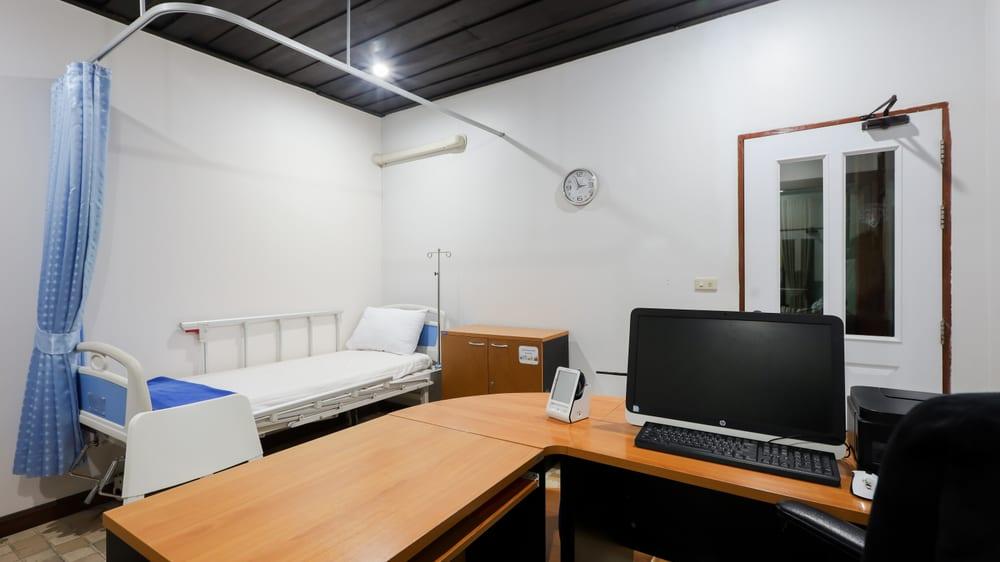 Jintara Rehab medical room with clinical bed and monitoring equipment used during the supervised detox protocol