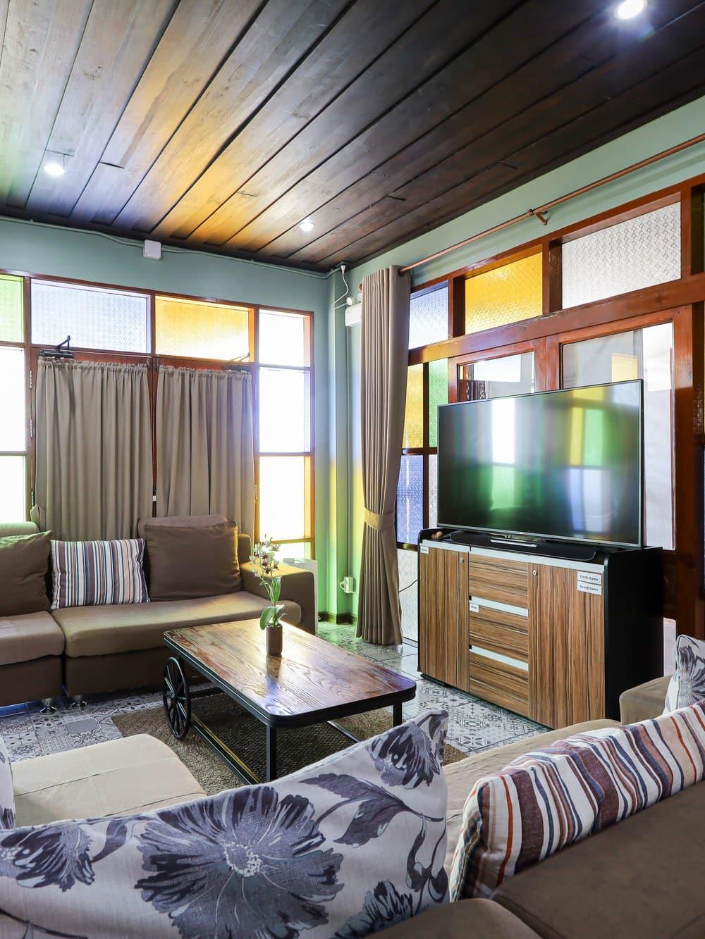 Warm residential lounge with soft seating at Jintara Rehab in Chiang Mai Thailand
