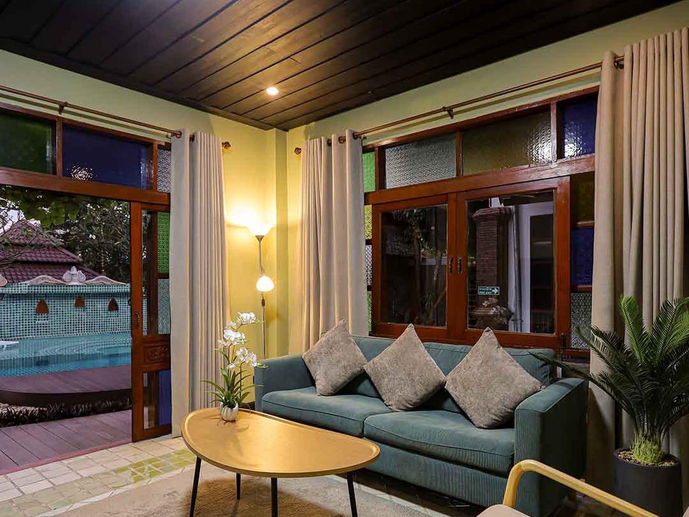 Guest lounge at Jintara Rehab Chiang Mai in the evening, part of the all-inclusive residential program fee
