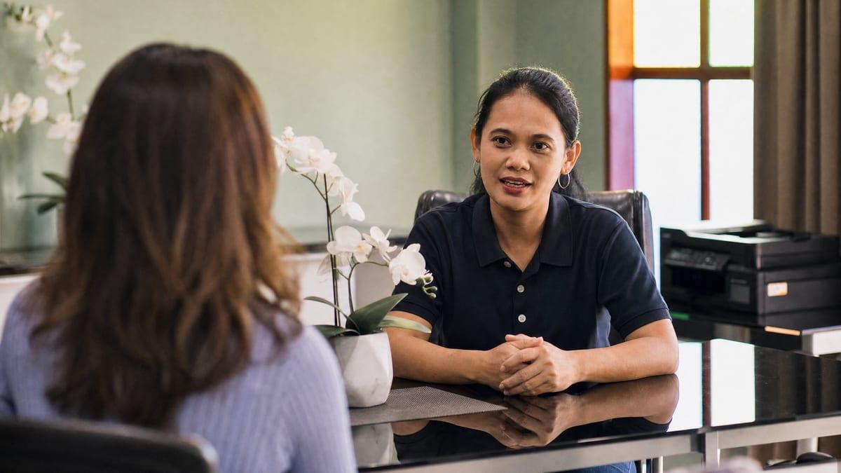 A Jintara nurse in consultation with a client at a benzodiazepine rehab in Chiang Mai