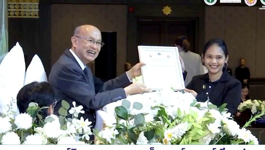 Khun Khwan accepting Jintara's accreditation certificate from Privy Councillor Professor Emeritus Dr Kasem Wattanachai at the national ceremony in Bangkok