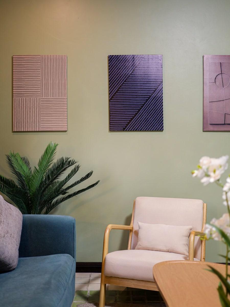 Quiet consultation lounge with soft seating at Jintara Rehab in Chiang Mai, Thailand