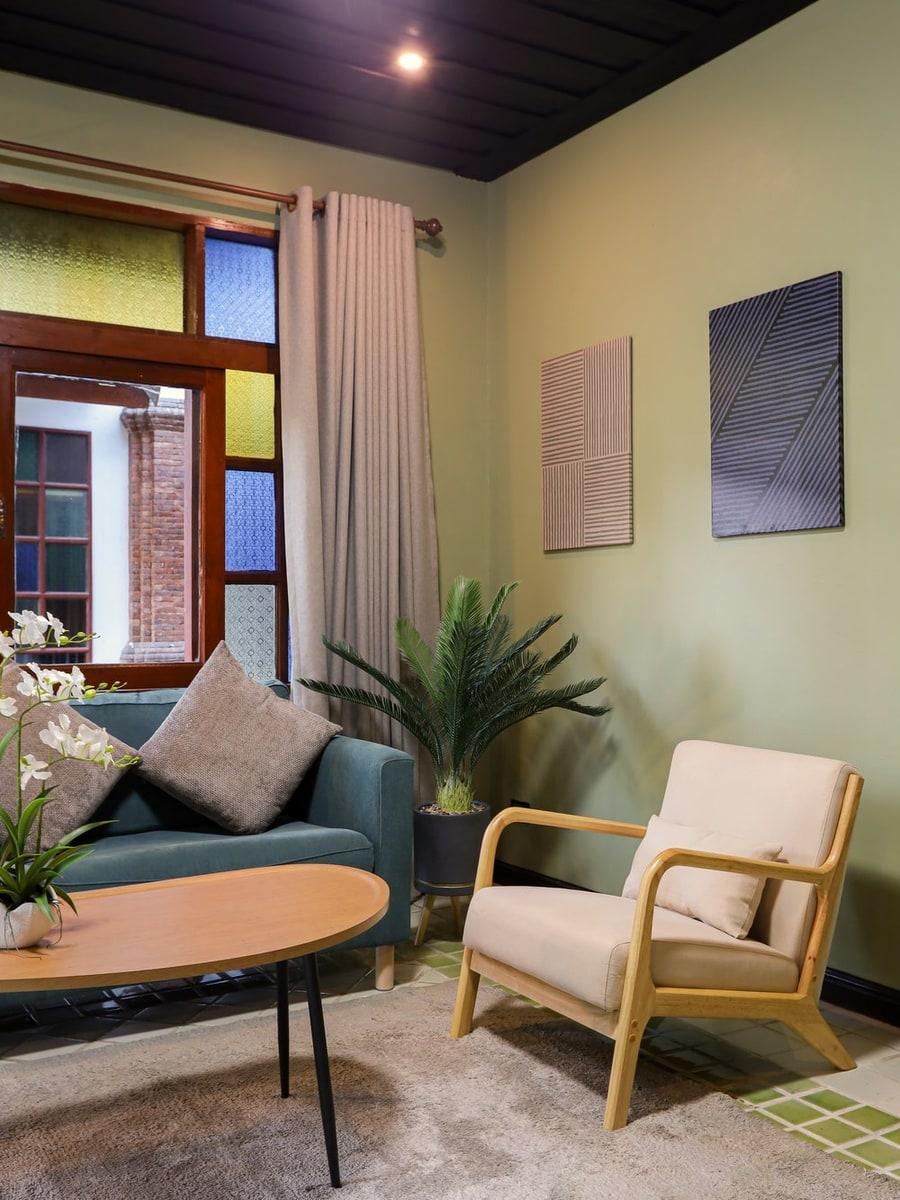 One-on-one consultation lounge with an armchair at Jintara Rehab in Chiang Mai, Thailand