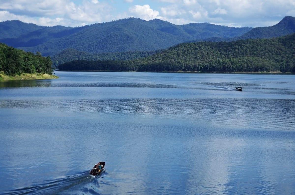 Blue mountain lake near Chiang Mai with long-tail boats on a Jintara Rehab therapeutic excursion