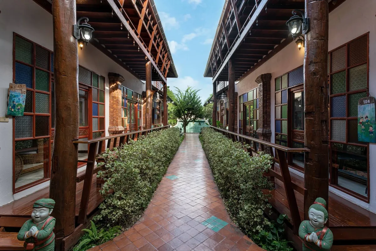 Pool access via walkway